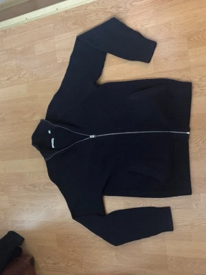 Mörkblå ziptröja från Jack & Jones - Mörkblå stickad ziptröja från Jack & Jones. 
