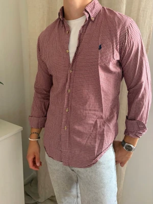 Vinröd/vit rutig Ralph Lauren skjorta - 🍇🤍 Säljer en riktigt snygg Ralph Lauren skjorta med vinröd/vit rutig mönster.   Storlek Small (passar S/M) Fint skick och inga skador!