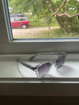  CHIMI solgglasögon  - Supersnygga gråa solglasögon från CHIMI. Modellen är 04 Grey. Använda en del, men fortsatt i väldigt bra skick! (Original förpackningen har jag inte kvar) 