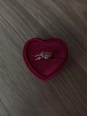 Guldfärgad ring med mån- och stjärndetaljer - ring i storlek 16,1mm, guldfärgad.