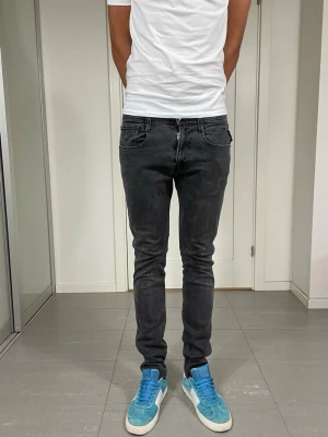 Replay Anbass Jeans  - Säljer nu dessa Replay Anbass Jeans i W32 o L32 med mått ca 38 o 105 cm, skriv för fler bilder/frågor🙌🏼