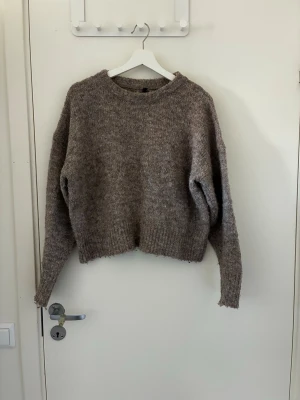 Brunmelerad stickad tröja - Superfin stickad tröja från Copenhagen Luxe! ✨I mycket bra skick och sååå mjuk och mysig! 🧸 Passar perfekt för alla årstider – lika fin till sommarkvällen som till vintern. 🥰 Sitter supersnyggt! 💕