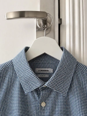 J.Lindeberg Slim fit skjorta - strl S - Slim fit skjorta ifrån J.Lindeberg, mycket fint skick! Kika gärna mina andra annonser för bundle😊