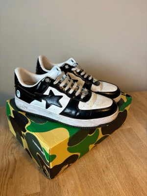 Bape Skor  - Svartvita Bapesta skor storlek 43. Pris kan diskuteras.