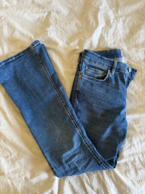 Jeans - Midwaist bootcut jeans som inte passar mig