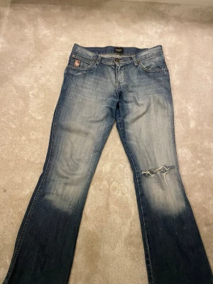 Blå bootcut jeans med slitning - Snygga bootcut jeans cool färg, säljer då de inte passar❤️