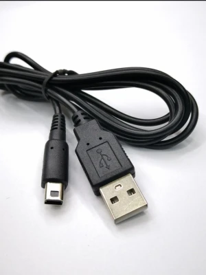 3DS USB Laddkabel Laddare  - Ladda din Nintendo 3DS/ 3DS XL/ DSi/ DSi XL med laddningskabel.  Kan kopplas till dator eller mobilladdare.  Kabellängd: ca 1.2 m.