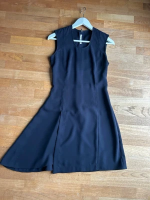 Klänning från Acne Studios  - Acne Studios Raylan Sablé SS16 i mörkblått. Endast använd vid ett tillfälle och därefter förvarad i garderob. Mycket fint skick utan anmärkningar. Klassisk, figursydd modell med fint fall och utsvängd kjoldel. Perfekt till fest, bröllop eller sommarens tillställningar.