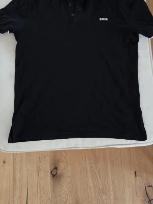 Svart pikétröja från BOSS - Säljer en svart Hugo Boss-piké i mycket fint skick. Endast använd cirka 5 gånger och väl omhändertagen. Inga hål, fläckar eller andra skador. Klassisk modell som passar både till vardag och finare tillfällen. Nypris ca 800 kr. ✅ Endast använd ett fåtal gånger ✅ Mycket fint skick ✅ Nypris: ca 800 kr 📦 Skickas snabbt eller hämtas enligt överenskommelse. Kan sänka priset vid snabba affärer.