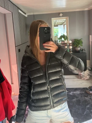 Svart Colmar jacka  - (BYTE) eller köp vid ett rimligt pris) denna jacka sitter som s/xs!Jag köpte denna jacka här på Plick men den va lite liten och undrar om nån skulle vilja byta för skulle behöva en större storlek (m/46-48) lite av C på märket är lite borta men den syns fortfarande! Kan också tänka mig att sälja den för runt 2500-3000
