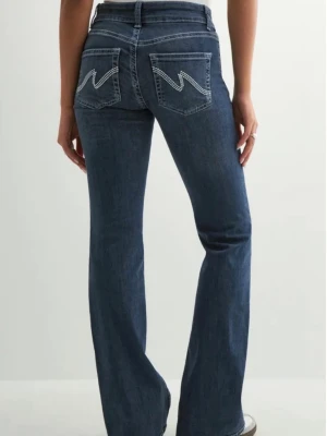 Mörkblå bootcut jeans med kontrastsöm - Snygga mörkblå bootcut jeans från Nelly med vita kontrastsömmar på bakfickorna i zigzag-mönster. Jeansen har lågmidja klassisk femficksmodell och är tillverkade i stretchigt denimtyg för skön passform. Jeansen är i storlek 34/ XS💕