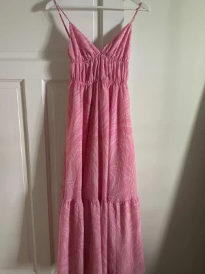Rosa långklänning från H&M - Otroligt vacker rosa långklänning från H&M i storlek 32. Som ny!
