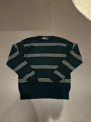 Ralph Lauren Tröja - Mörkgrön Ralph Lauren tröja med gråa ränder i mycket bra skick! Storlek: M