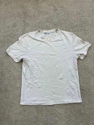 Vit t-shirt Zara - Vit heavyweight t-shirt från Zara i storlek L