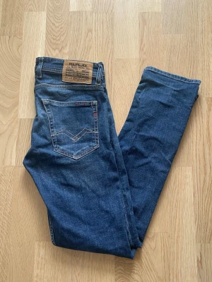 Blå Replay Grover jeans W29 L32 - Jag säljer dom här riktigt feta Replay Grover jeansen i storlek W29 L32. De är i superfint skick utan defekter. Tveka inte att höra av er!               Mått: Längd=103cm. Midja=41cm