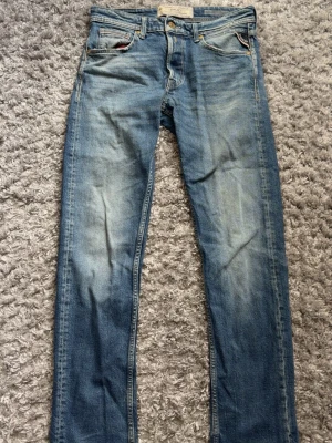 Replay jeans  - Säljer ett bra par replay jeans till lågt pris då de ej kommer till användning. Jeansen är knappt använda då de ej passar mig