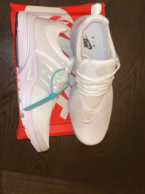 Nike prestos - Säljer ett par Nike prestos i storlek 44.