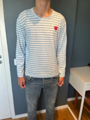Randig långärmad longsleeve från CDG - Trendig longsleeve från CDG, snygg färg som passar perfekt på sommaren. Tröjan är i väldigt bra skick! Storleken är L men sitter som S-M