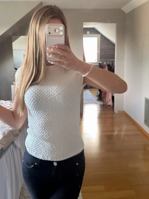 Vit strukturerad topp från Zara - Säljer en vit topp från Zara i storlek S. Tröjan är aldrig använd då den inte faller mig i smak🤍