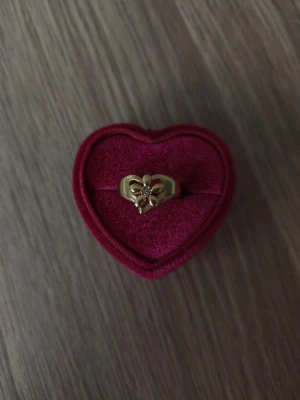 Guldfärgad ring med blomma och sten - Blomma ring i storlek 19mm, guldfärgad.