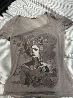 Grå t-shirt med konstnärligt tryck Cream - Snygg grå t-shirt från Cream i storlek L men passar för mig som brukar ha storlek S
