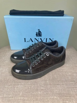 Lanvin skor - Hej, säljer nu dessa svin snygga Lanvin skor. Skorna är i grymt skick! Begränsat antal boxar och dustbag. Hör av dig vid frågor. 