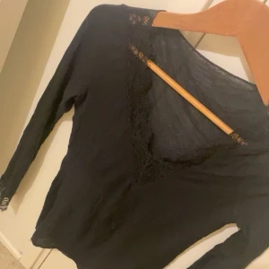 Intimissimi topp - Populär intimissimi tröja med spets detalj.