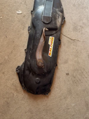 Svart variatorkåpa Malossi - Säljer en svart variatorkåpa till moped med Malossi-dekal. Kåpan har flera skruvhål runt kanten och en fastsatt kopplingsarm i metall. Passar till dig som vill uppgradera eller byta kåpa på din moppe.