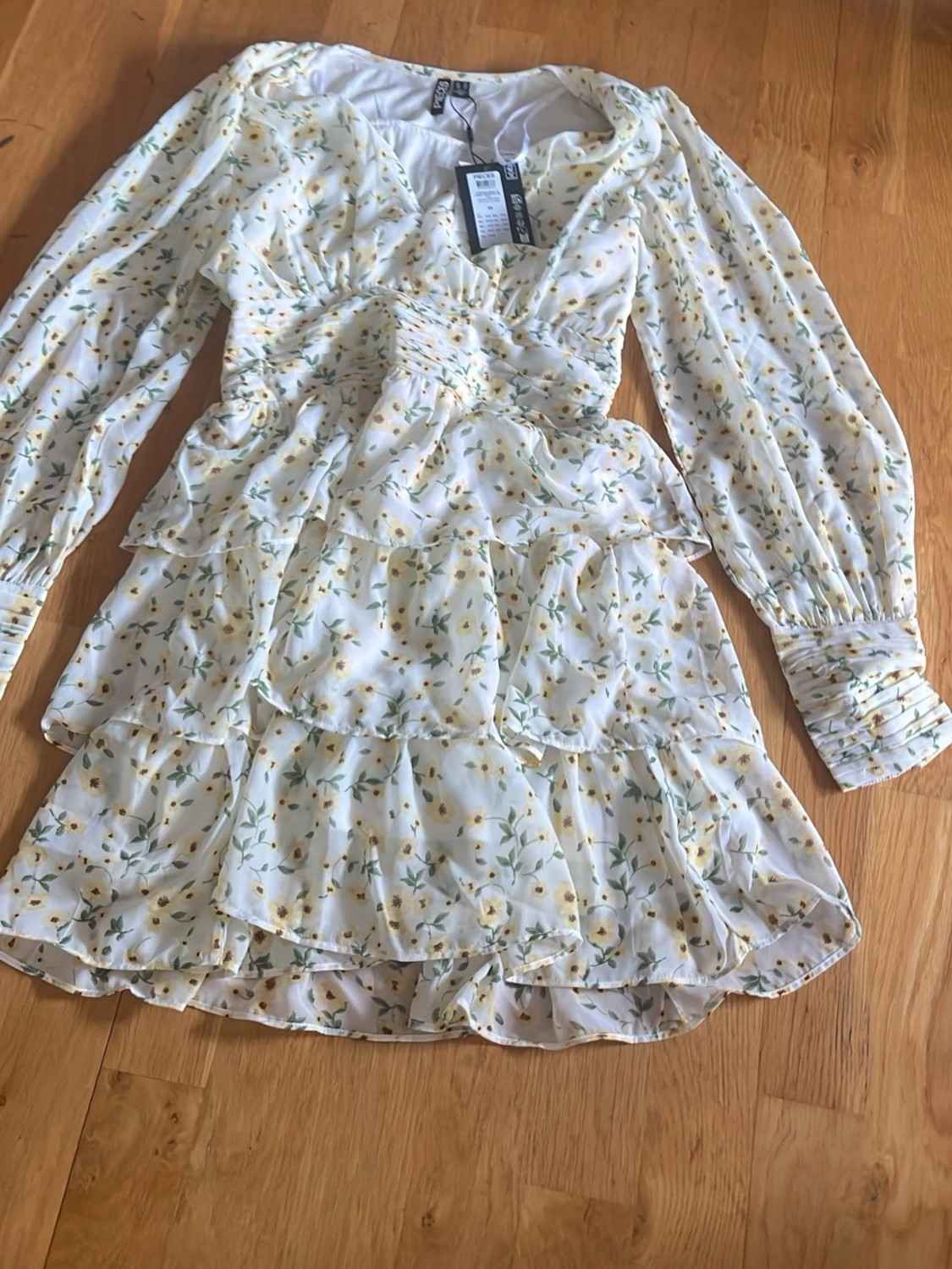 Blommig volangklänning från Pieces