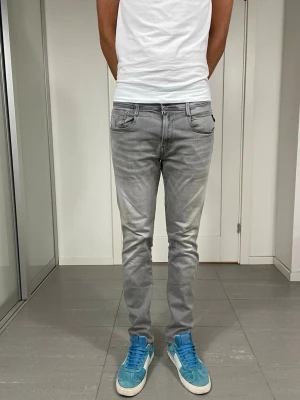 Replay Anbass Hyperflex Jeans  - Säljer nu dessa Replay Anbass Hyperflex Jeans, W32 o L32 med mått ca 40 o 102 cm. skriv för fler bilder/frågor🙌🏼