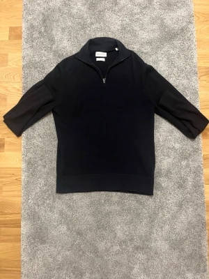 Merinoull Q zip - Säljer nu denna otroligt stiliga Q zipen från These Glory Days som är i 100% merinoull. Tröjan är i storlek S. Hör av dig vid minsta fråga😁