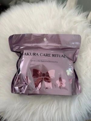 Sakura skin care ritual kit🌸🎀 - Super gulligt hudvårds kit🛍️  allt är oöppnat och inplastat💫 Perfekt om man vill ha en mysig tjejkväll🥰 Japan Sakura Cleanser 100g Japan Sakura Essence Cream 25g Japan Sakura Serum 17ml 5st Mud mask 5g 5st Sleeping Face mask 3g 5st Lip mask 6g