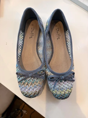 Flerfärgade ballerinaskor från Duffy - Säljer mina favorit ballerina skor eftersom jag bara fått användning av dom en gång. Inte slitna alls och är i stolen 38. 