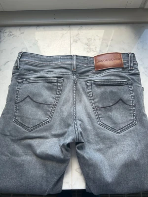 Jacob Cohen Nick Jeans - Jacob Cohen Nick Jeans Model: Nick Slim Storlek: 29 Färg: Mörkblå Skick: 9/10 Modellen är 179cm lång och 65kg Nypris: ~450€