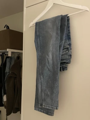 Jeans - Jeans från märket Pieces, sitter mot kroppen och stretchiga
