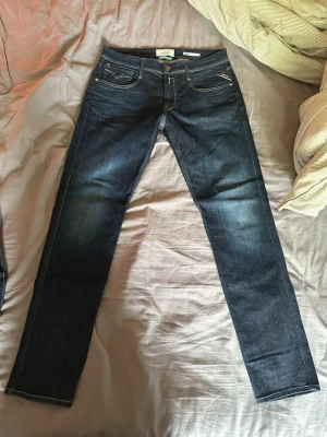 Replay jeans - Säljer ett par replay jeans i modellen anbass slim fit i storlek 32x32 som är använda 2-3 gånger. Hör av dig om du funderar på något!