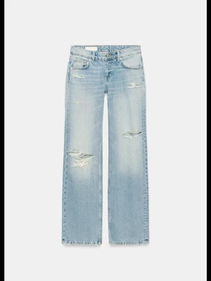 Ljusa raka jeans med slitningar🩵 - Säljer mina helt oanvända jeans med håll i från Zara då de tyvärr inte passar💗prislapp kvar, endast testade!