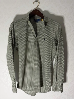 Grön rutig Ralph Lauren skjorta  - Säljer en schysst grön rutig skjorta från Ralph Lauren | Använd 1-2 gånger (nyskick) | Köpt i Ralph Lauren butik | Storlek Small | Modellen på bilden är 178cm | Hör av dig vid minsta fundering