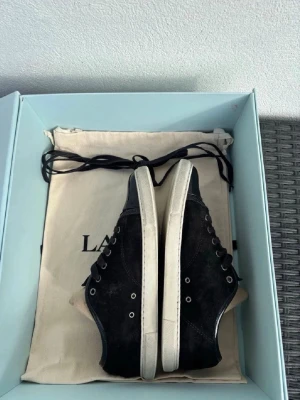 Svarta Lanvin sneakers CapToe - Säljer dessa lanvins Cap Toe i ett skick av 8,8/10 då ja köpte fel storlek. Kan släppa dem billigare vid snabbaffär. Perfekta för dig som gillar exklusiva och tidlösa sneakers med en lyxig känsla.