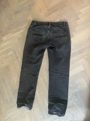 Nudie gritty Jackson - Svarta/mörkgråa Nudie jeans i storlek W33 L32. Modell gritty Jackson