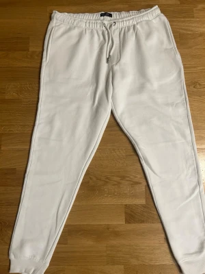 Vita mjukis BR - Diggade ej dem, aldrig använt. Tror de är unisex, XL passar mig 185cm är jag 32-34 i midja har jag. 