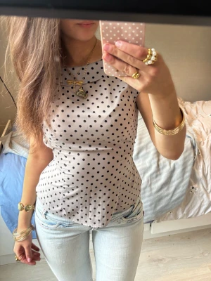 Beige prickig topp - Så söt beige prickig topp med knytning i ryggen! Jag är 168 och det är mina bilder, köp via köp nu direkt eller Swish, kvar tills markerad som såld 💖 