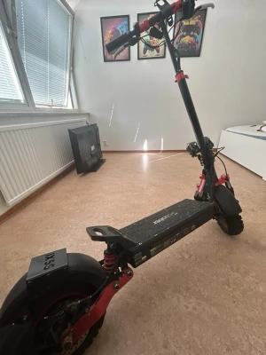 Iscooter ix5s  - Elscooter har kört 500km. 1000w motor,maxhastighet 45km/h,räckvidd 65km köptes i juni månad, bara 1 broms som funkar finns i Malmö