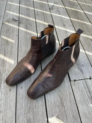 Joop Chelsea boots  - Riktigt snygga Chelsea boots från märket Joop med krokodilskin liknade mönster i storlek 42 1/2 