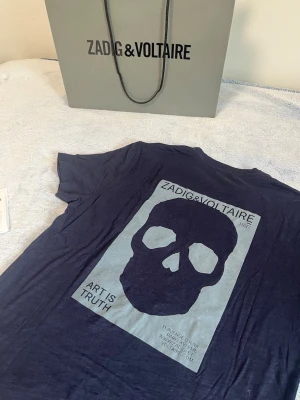  Zadig & Voltaire t-shirt  - Cool blå💙 t-shirt från Zadig & Voltaire med stort tryck av en döskalle och texten 'ART IS TRUTH' på ryggen. Ny pris runt  1000kr‼️skriv vid minsta intresse.Priset inte hugget i sten 🪨 