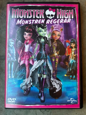 Monster high - Monstren regerar DVD - DVD-film med "Monster High - Monstren Regerar". Filmen har svenskt tal och text. Speltid: 1 timme 8 minuter. Produktionsår: 2012.  Finns på språk: Svenska, Engelska, Danska, Norska, Finska   OBS!! skivorna är begagnade så det kan förekomma repor/hairlines på skivorna, men då jag kollar igenom alla filmer jag säljer garanterar jag att alla funkar felfritt om inget annat står! :)