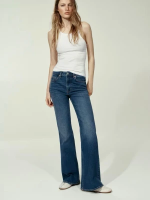 Blå bootcut jeans med hög midja - Snygga blå jeans med bootcut passform och hög midja. Helt slutsålda