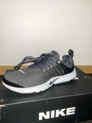 Nike Presto  - Hej helt nya prestos Aldrig använda pga de var för liten storlek och jag har designat dom själv på Nike.com så darför kunde jag inte lämna tillbaka de köpt för 1749kr hör av er via intresse/frågor 