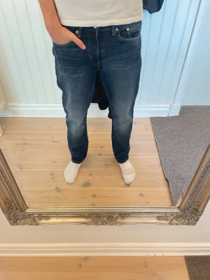Feta mörkblå regular jeans - Säljer dessa feta Jean med riktigt snygga slitningar och de fetaste och coolaste fades. Mörkblå färg i regular fit. Modellen är 183, storlek 30/30. Hör av er vid funderingar!