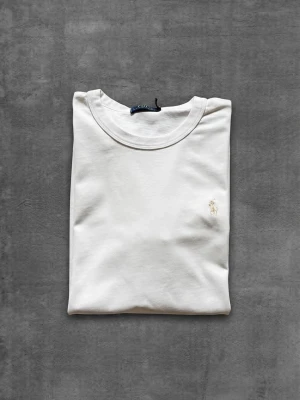 Vit t-shirt från Polo Ralph Lauren - Tjena! Säljer denna sköna tshirten ifrån Ralph Lauren. Skicket är som nytt, storlek S, vid frågor kontakta gärna!